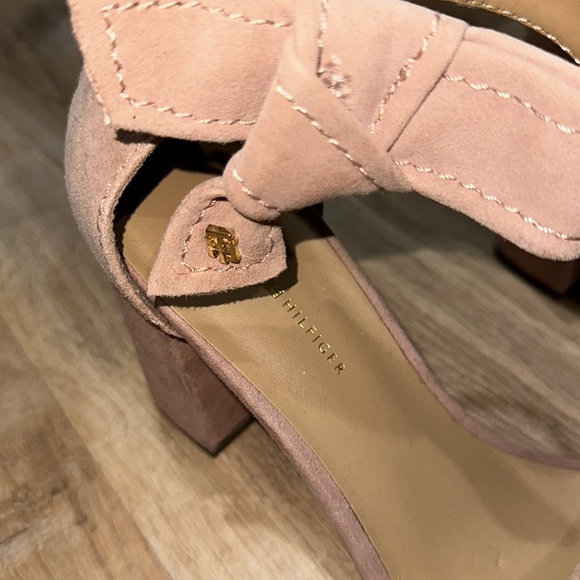 TOMMY HILFIGER Suede Chunky Block Heel (8) - Picture 3 of 6